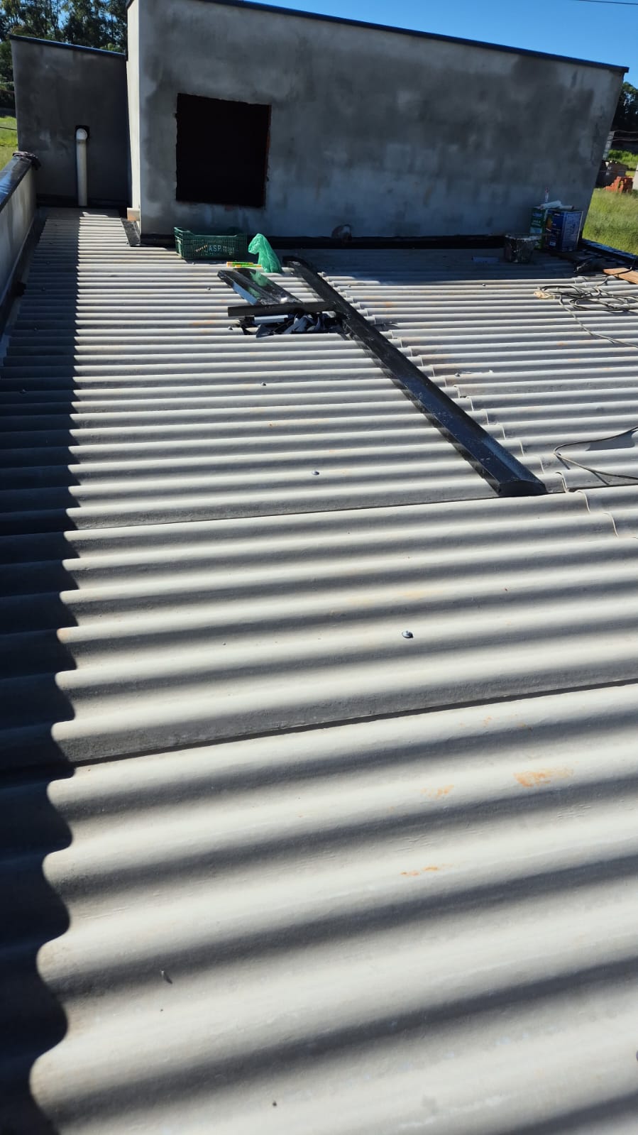 Cobertura corrugada de grande vão em obra industrial